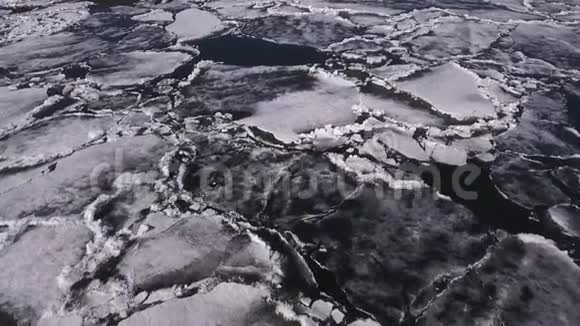 海上的冰块冰纹质上景自然冬季背景视频的预览图