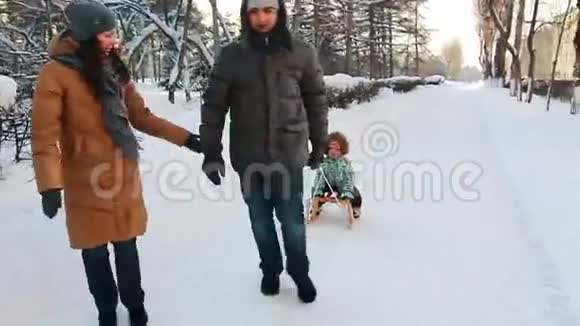 父母在他儿子的路上橇视频的预览图