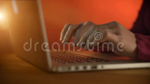 女性手在键盘上打字视频的预览图