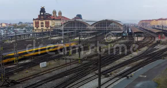 日落后阴天的列车进出布拉格主火车站的延时录像视频的预览图