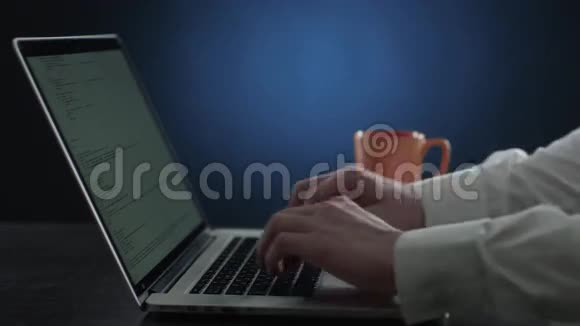 手按键盘上的文字喝茶视频的预览图
