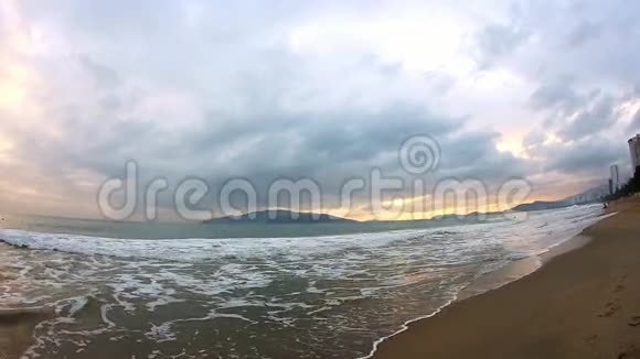 海洋日落日出一幅美丽的风景画太阳从海洋中升起宁静的海景视频的预览图