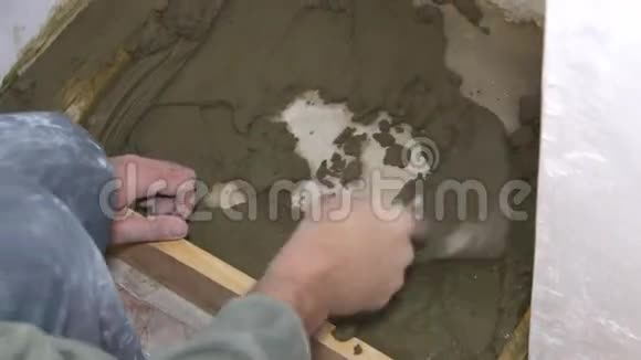 与水泥和铲子一起工作的石膏商视频的预览图