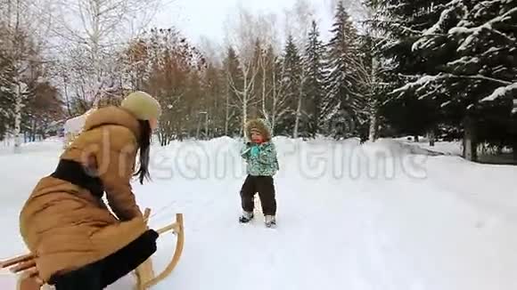 小男孩正试着雪橇和笑声视频的预览图