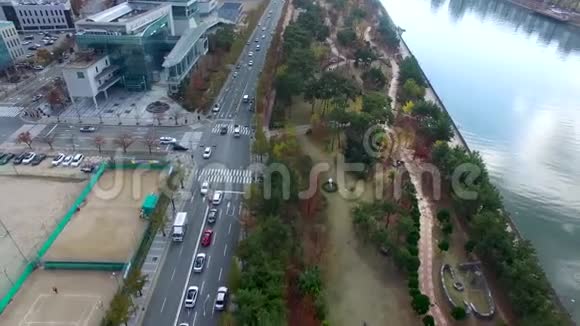 韩国釜山海恩达纳鲁公园和中心城市交通的鸟瞰图视频的预览图