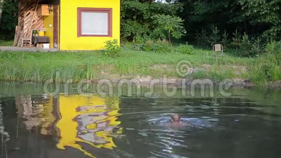 人游池脏水视频的预览图