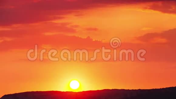 明亮的橙色太阳落山视频的预览图