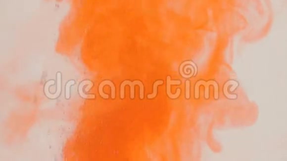 橙色墨水在水中抽象背景视频的预览图