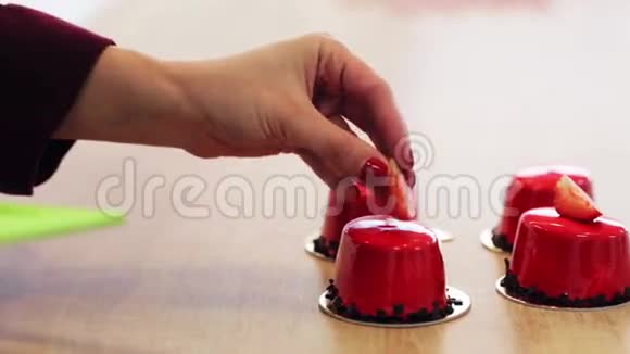 糕点店厨师装饰镜面釉蛋糕视频的预览图
