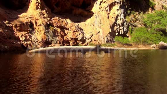 美丽的小山湖大自然奇妙的色彩视频的预览图