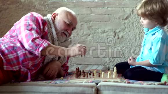 几代人孩子玩国际象棋爷爷和孙子下棋爷爷和孙子下棋视频的预览图