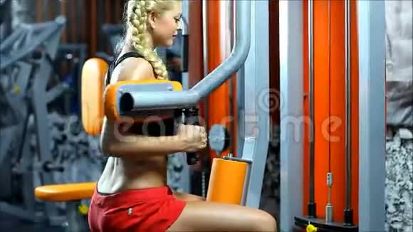 设备健身房里的金发女人训练倒斜线视频的预览图