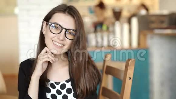 教育视野和肖像观念戴眼镜的青少年女生视频的预览图