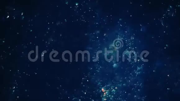 光无缝透明的蓝色气泡被点燃在黑暗的宇宙背景上随机旋转和盘旋视频的预览图