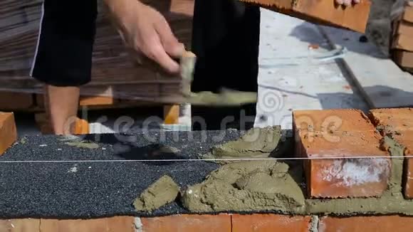 在露天建筑工地上铺砖视频的预览图