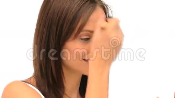 漂亮的黑发女人化妆视频的预览图