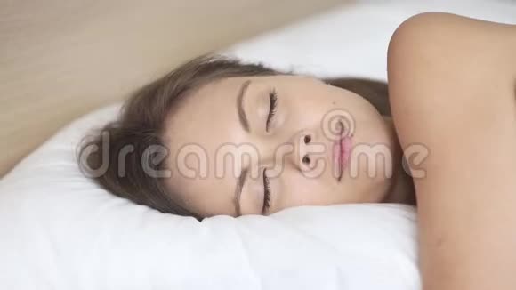 安静的女人睡得很好舒适的床软枕头视频的预览图