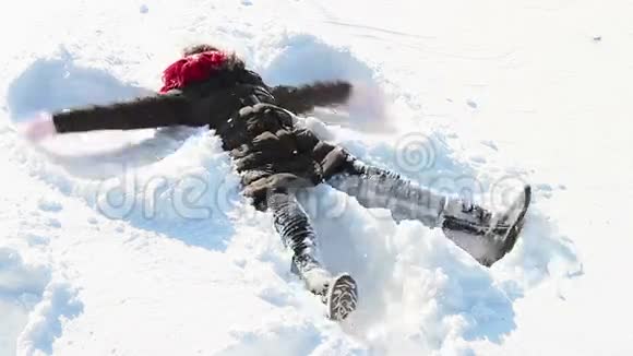 小女孩在雪地里做天使视频的预览图
