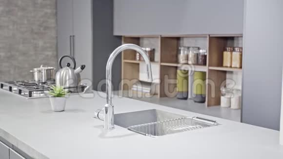 一个灰色现代设计的豪华厨房的镜头视频的预览图