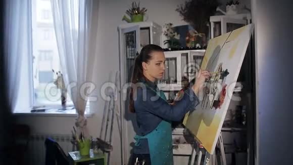 女艺术家用油画作画视频的预览图