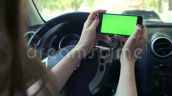 女司机特写车内绿屏城市背景绿屏铬键4k视频的预览图