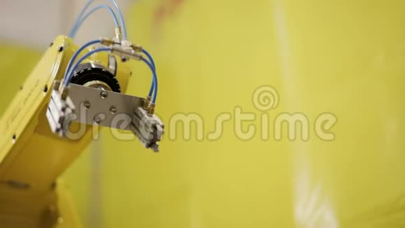 工业机器人手臂活跃在工厂视频的预览图