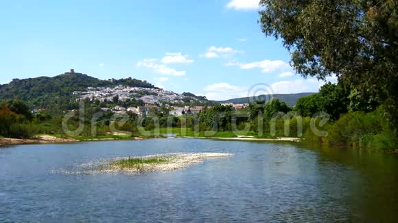 从西班牙加迪兹河4K可以看到杰门纳德拉弗朗特拉和它的城堡视频的预览图