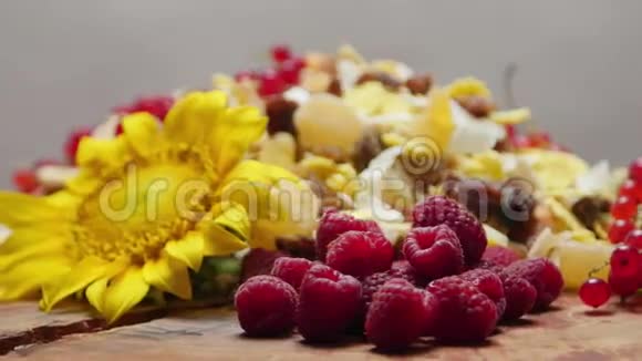 不同种类的新鲜水果和干果旋转视频的预览图