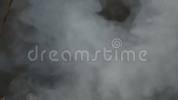 半透明的轻烟从火中冒出视频的预览图