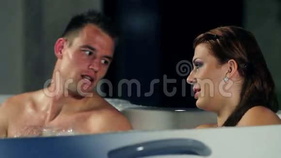 年轻浪漫的情侣在按摩浴缸里共度浪漫时光视频的预览图