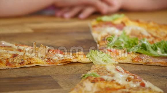 手拿盘子里的披萨视频的预览图