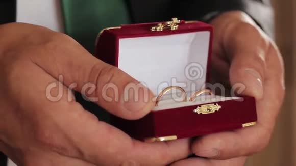 结婚戒指的特写手作为结婚戒指视频的预览图