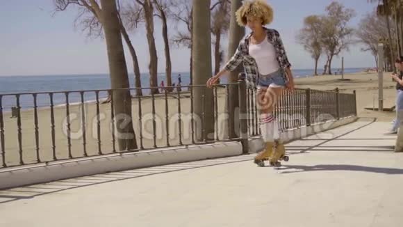 女人骑着老式的溜冰鞋视频的预览图