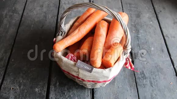 素食概念篮子里的标签和胡萝卜视频的预览图
