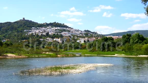 从西班牙加迪兹河4K可以看到杰门纳德拉弗朗特拉和它的城堡视频的预览图