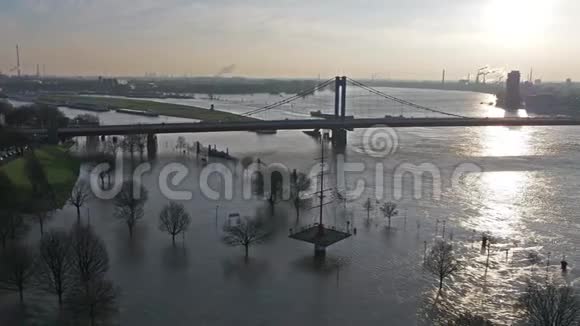 梅伦维德河被莱茵河淹没空中景色视频的预览图