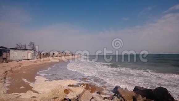 破坏海岸上的建筑物海浪沿着海岸翻滚暴风雨前的天气视频的预览图