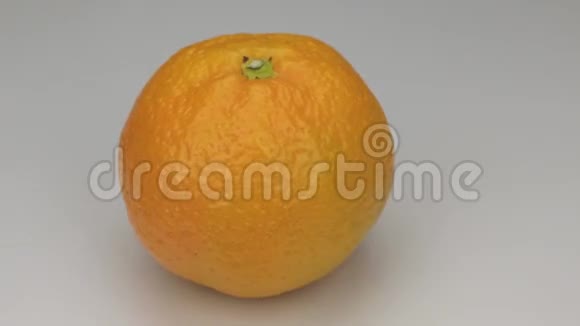 橙色普通话在其轴上旋转视频的预览图