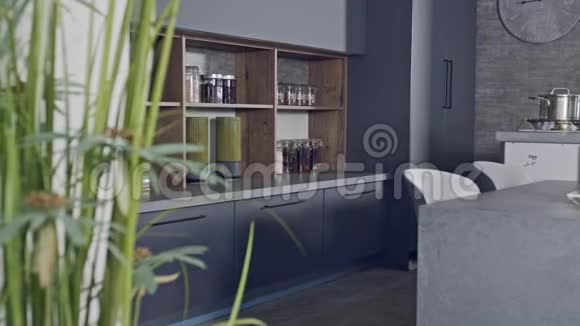 一个灰色现代设计的豪华厨房的镜头视频的预览图