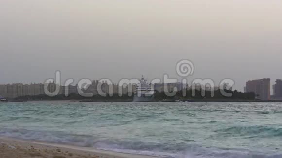 迪拜市海湾棕榈船全景视频的预览图