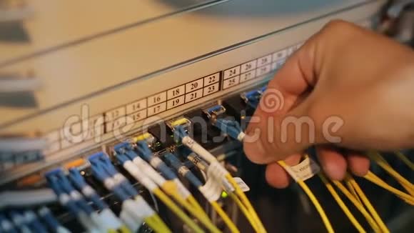 服务器机房的网络工程师从事光学贴片和光学模块的工作视频的预览图