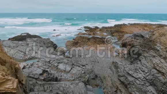 康沃尔的贝德鲁坦台阶岩石海滩康沃尔海岸令人惊叹的地标视频的预览图