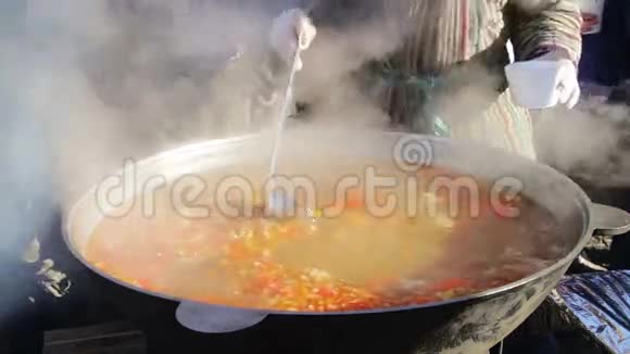 乌兹别克菜厨师准备热餐视频的预览图