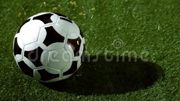 足球在草地上纸屑掉落视频的预览图