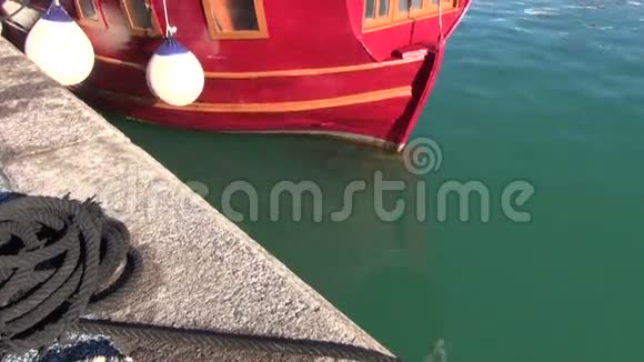 有浮标绳索和绿水的船舶视频的预览图