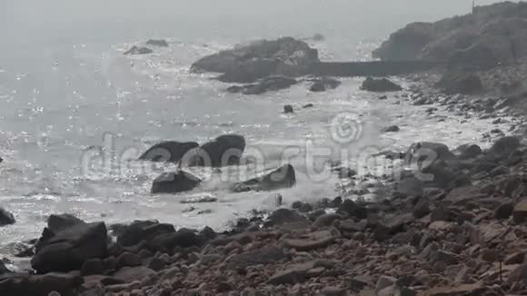 海上海浪海浪拍打海滩视频的预览图