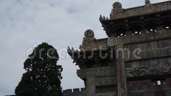 中国石拱古城门云石狮麒麟视频的预览图