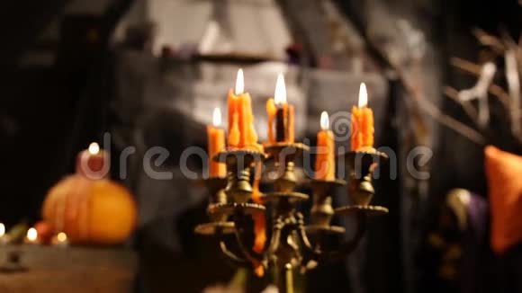 万圣节烛台蜡烛在颤抖视频的预览图