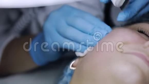 美容师清洁痘痘面部视频的预览图