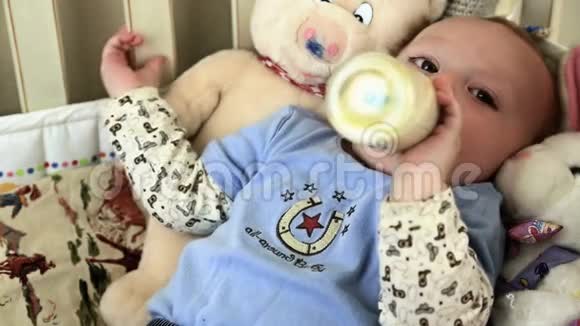 婴儿饮水瓶序列视频的预览图
